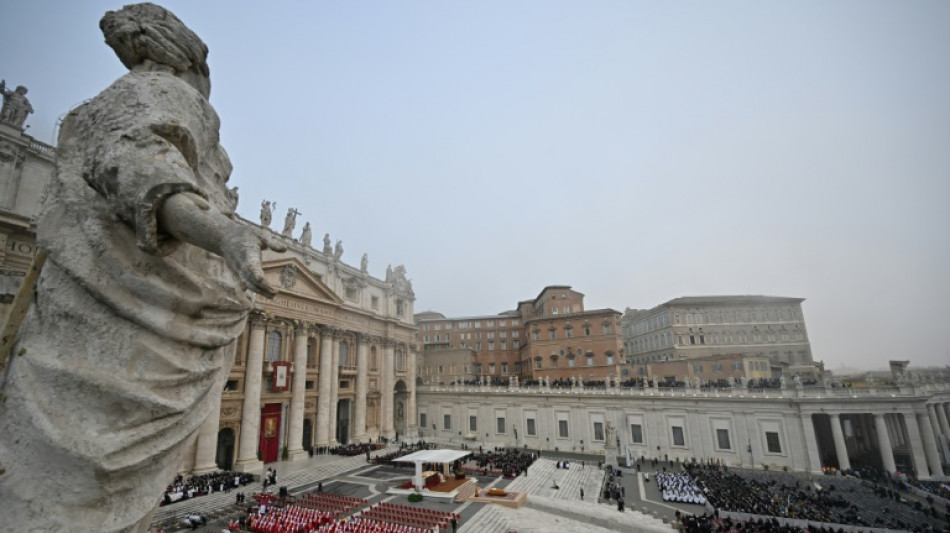 Le pape Fran&ccedil;ois pr&eacute;side les obs&egrave;ques de Beno&icirc;t XVI place Saint-Pierre