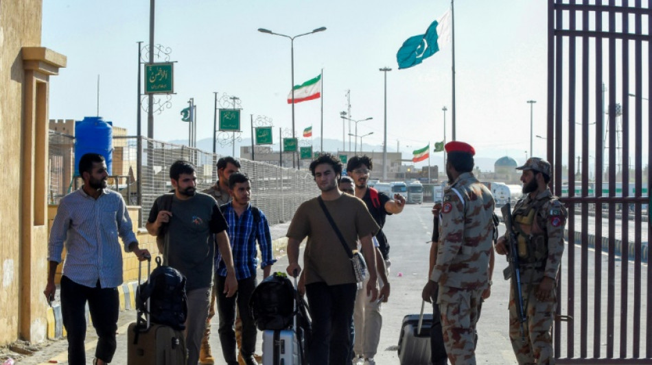 De retour d'Iran, des Pakistanais racontent leurs "nuits d'horreur" sous les tirs isra&eacute;liens