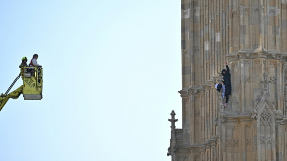 Detenido un hombre que escal&oacute; el Big Ben de Londres con una bandera palestina