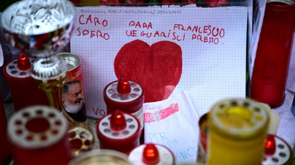 Internado, papa Francisco respira sem aporte de oxig&ecirc;nio por 'breves momentos'