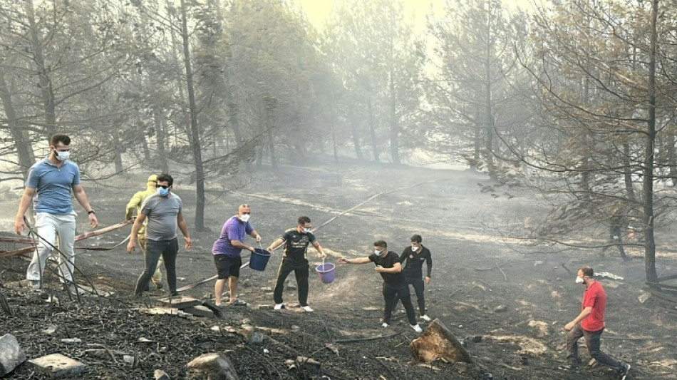 Cientos de evacuados y tr&aacute;fico mar&iacute;timo suspendido en los Dardanelos por incendios en Turqu&iacute;a