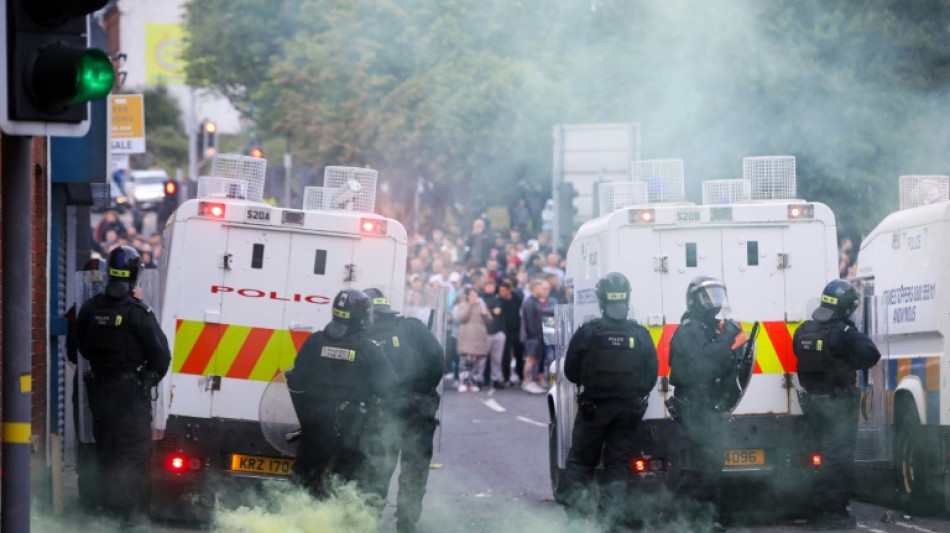 Viol&ecirc;ncia contra imigrantes deixa ao menos 22 policiais feridos na Irlanda do Norte