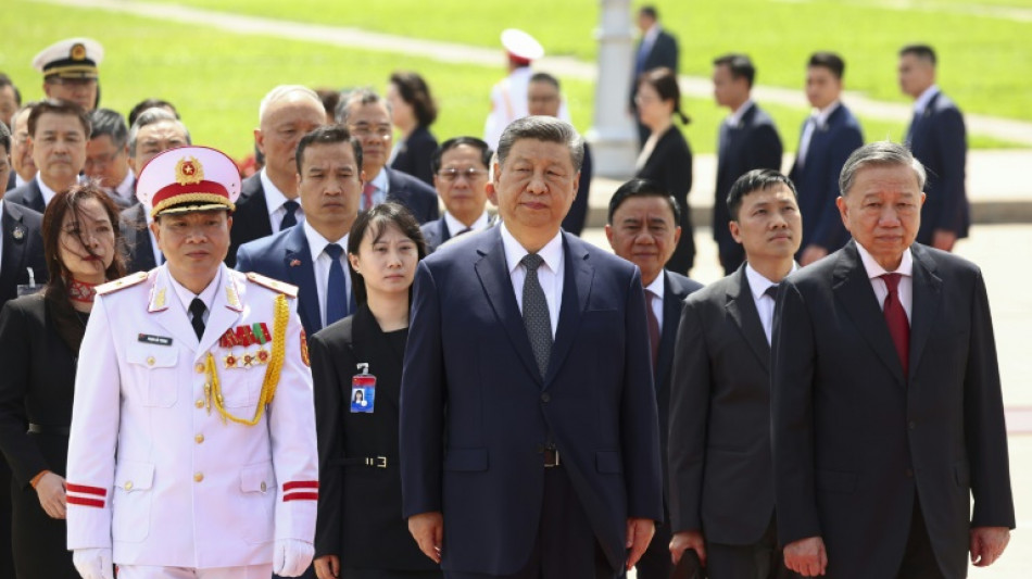 Xi Jinping conclui visita ao Vietnã