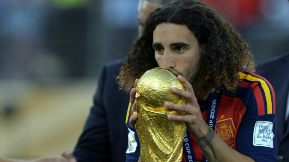 Cucurella cumple su promesa y se tat&uacute;a la cara del seleccionador espa&ntilde;ol