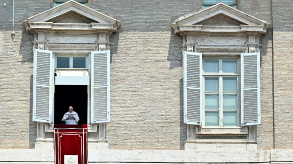 El papa celebra el &Aacute;ngelus ante miles de fieles tras su operaci&oacute;n