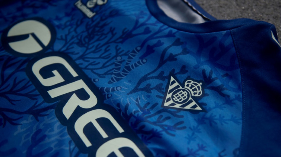 El Betis presenta una camiseta confeccionada con alga asi&aacute;tica y pl&aacute;sticos del mar