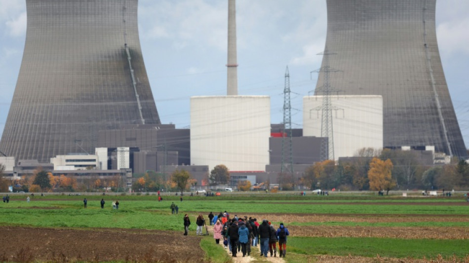 K&uuml;hlt&uuml;rme von ehemaligem Atomkraftwerk Gundremmingen in Bayern gesprengt